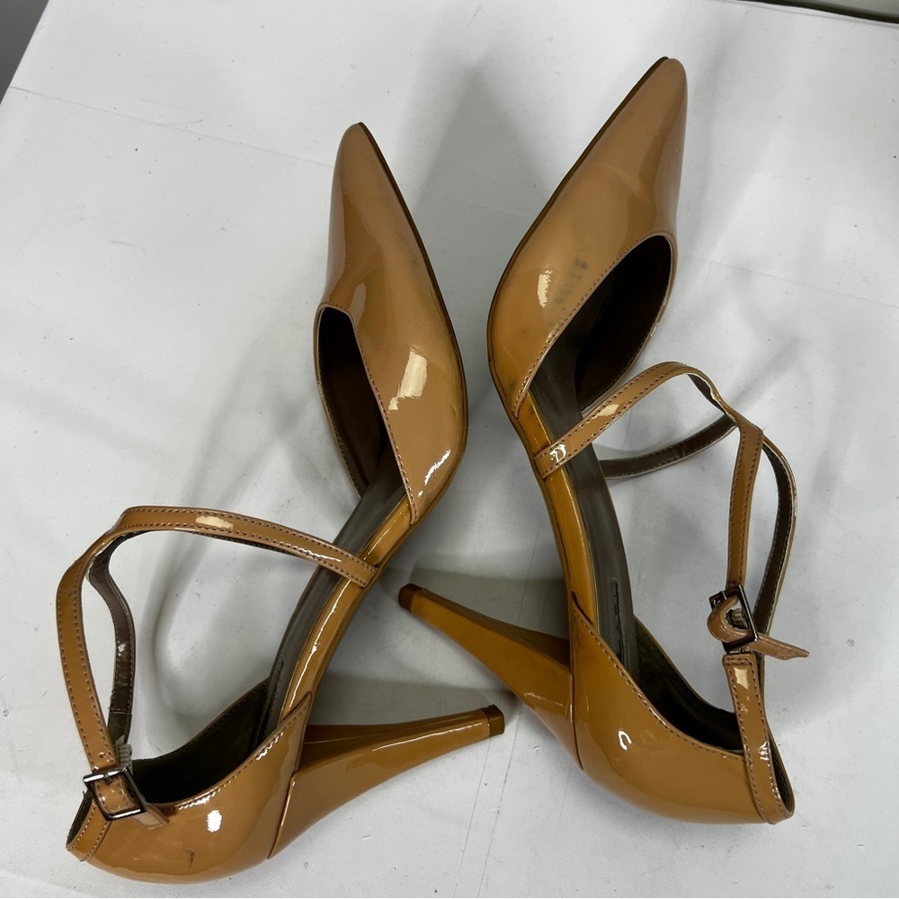 Tahari Pointed Beige Heels Size 9